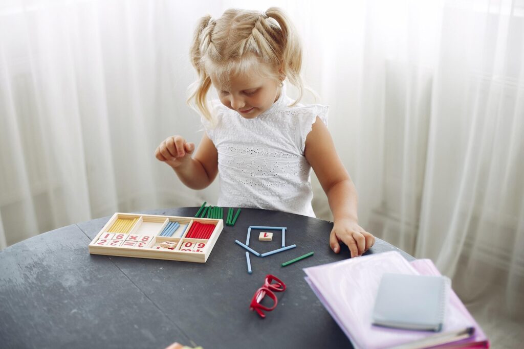 9-avantaje-esențiale-ale-jocurilor-educative-pentru-copii