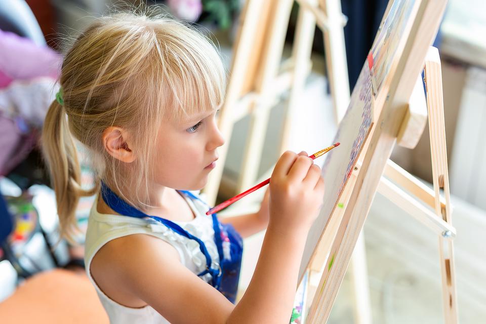 4 trucuri creative prin care îți poți ajuta preșcolarul să învețe mai ușor lucruri noi
