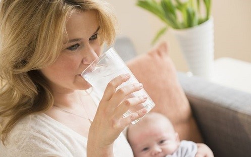 4 moduri prin care te poți hidrata dacă ești proaspătă mămică